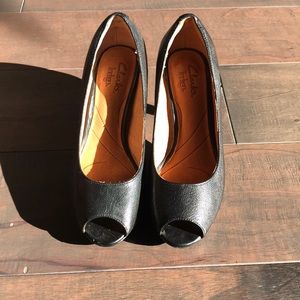 Clark’s Peep Toe Indigo Comfy Heels Size 6, Black